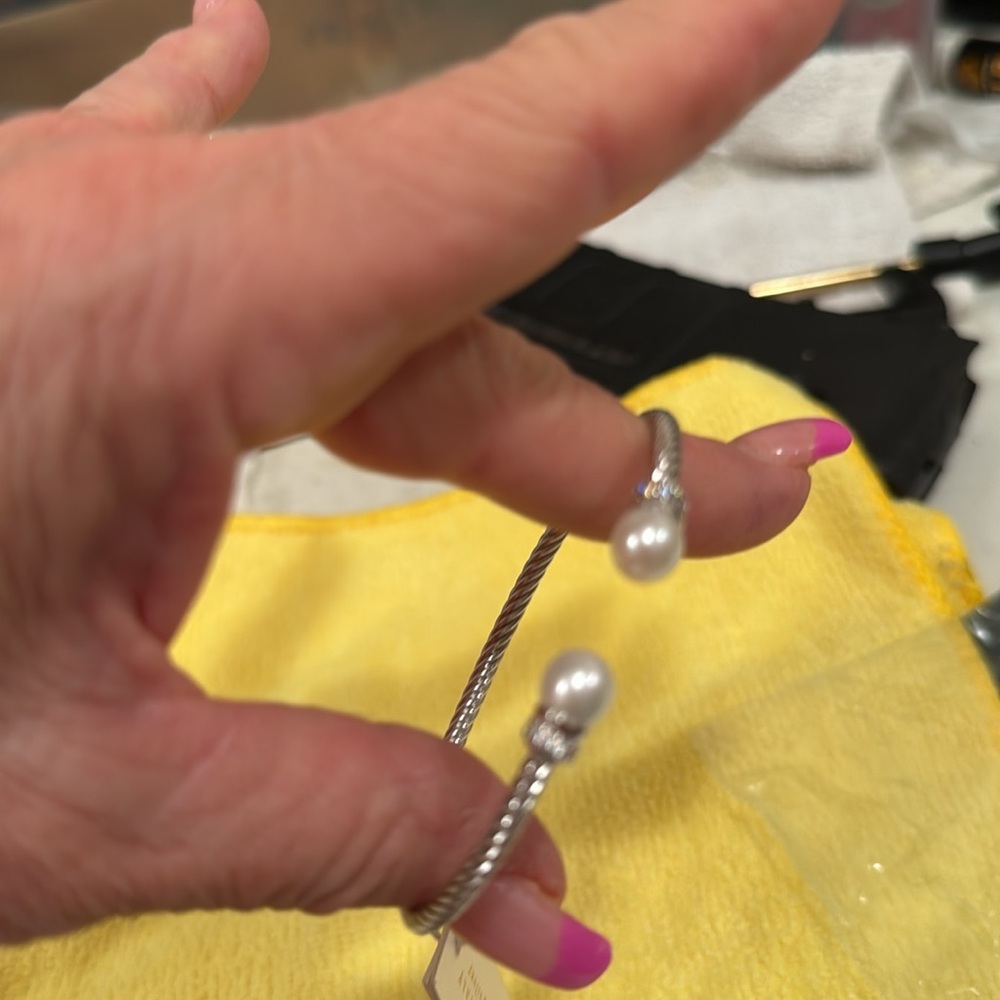 Sterling, silver and pearl bracelet with Crystal diamonds. Beautiful. - Picture 10 of 12